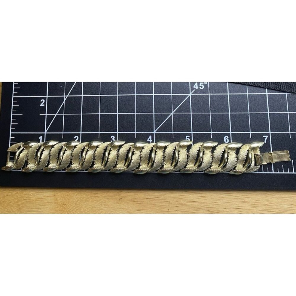 Vintage Lisner Gold Tone Leaf Link Bracelet 7x.75" Textured Feather Foldover - Picture 13 of 15
